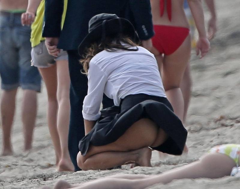 Salma-Hayek-Thong-02
