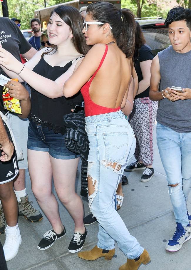Selena-Gomez-pokies-09