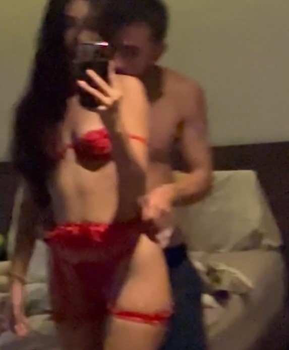 Mary Aguilar Hot con Traje Rojo antes de Follar