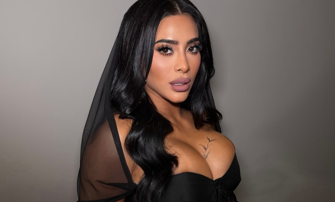 Kim Shantal Caliente y Masturbándose