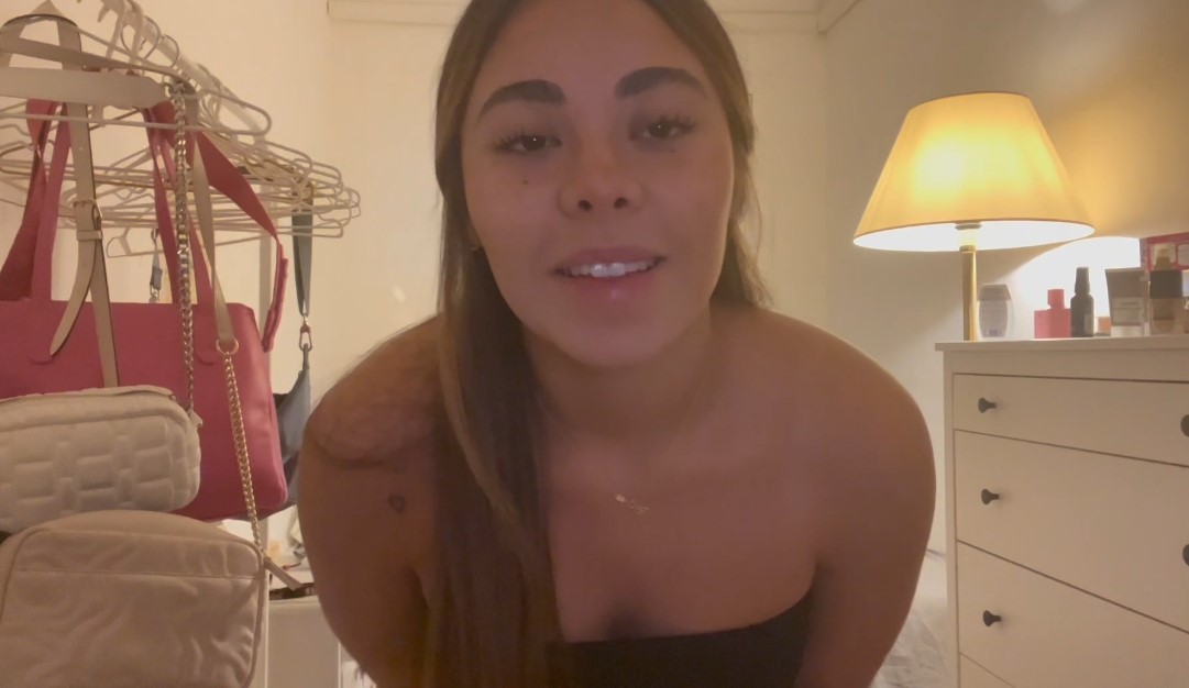 La Peruana Vale ASMR Vale Verastegui Mostrando el Culo y las Tetas